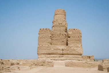 Eski Gaochang şehrinin kalıntıları, Turpan, Çin. 2000 yılı aşkın süredir Gaochang ve Jiaohe, Xinjiang 'daki en eski ve en büyük harabelerdir. Alevli dağlar arka planda görünür.  