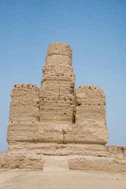 Eski Gaochang şehrinin kalıntıları, Turpan, Çin. 2000 yılı aşkın süredir Gaochang ve Jiaohe, Xinjiang 'daki en eski ve en büyük harabelerdir. Alevli dağlar arka planda görünür.  
