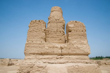 Eski Gaochang şehrinin kalıntıları, Turpan, Çin. 2000 yılı aşkın süredir Gaochang ve Jiaohe, Xinjiang 'daki en eski ve en büyük harabelerdir. Alevli dağlar arka planda görünür.  