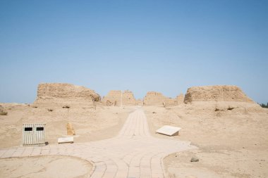 Eski Gaochang şehrinin kalıntıları, Turpan, Çin. 2000 yılı aşkın süredir Gaochang ve Jiaohe, Xinjiang 'daki en eski ve en büyük harabelerdir. Alevli dağlar arka planda görünür.  