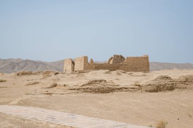 Eski Gaochang şehrinin kalıntıları, Turpan, Çin. 2000 yılı aşkın süredir Gaochang ve Jiaohe, Xinjiang 'daki en eski ve en büyük harabelerdir. Alevli dağlar arka planda görünür.  