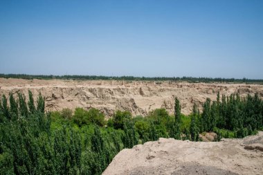 Eski Jiaohe şehrinin kalıntıları yakınındaki kanyonlar, Turpan, Çin. 2000 yılı aşkın bir süredir, Gaochang ve Jiaohe Xinjiang 'daki en eski ve en büyük harabeler..