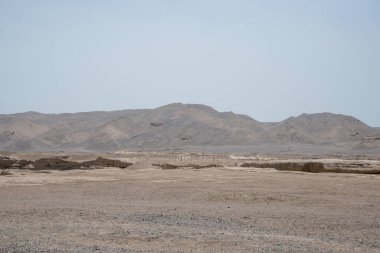 Eski Gaochang şehrinin kalıntıları, Turpan, Çin. 2000 yılı aşkın süredir Gaochang ve Jiaohe, Xinjiang 'daki en eski ve en büyük harabelerdir. Alevli dağlar arka planda görünür..