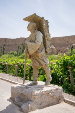 Eski Gaochang şehrinin kalıntıları, Turpan, Çin. 2000 yılı aşkın süredir Gaochang ve Jiaohe, Xinjiang 'daki en eski ve en büyük harabelerdir. Alevli dağlar arka planda görünür..