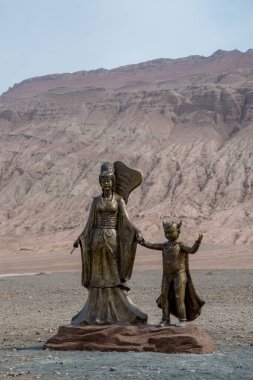 Turpan, Çin - Mayıs 2019: Turpan kasabası yakınlarındaki Tian Shan Dağları 'ndaki verimsiz kırmızı kumtaşı tepelerindeki Ulusal Park' ta Batıya Yolculuk Kahramanları. Xinjiang