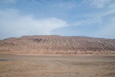 Yanan Dağlar Ulusal Parkı, Turpan kasabası yakınlarındaki Tian Shan Dağları 'ndaki kıraç kırmızı kumtaşı tepeleridir. Xinjiang.