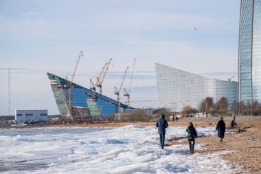 Rusya 'dan geçiyor, St. Petersburg' da kış mevsiminde geziyor.