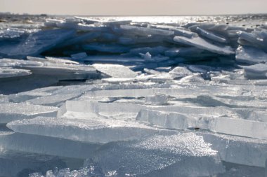 arkaplan olarak nehrin üzerine düşen buz, boşluğu kopyala