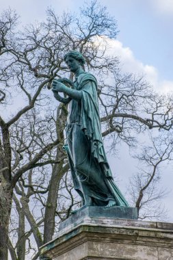 Rusya 'nın sonbahar mevsiminde parktaki tarihi heykel manzarası