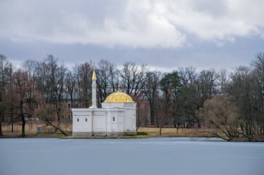 Catherine Park, Tsarskoe Selo, St. Petersburg, Rusya 'da sonbahar yeşilliklerinde Türk hamamı