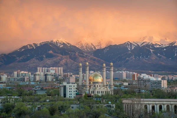 哈萨克斯坦阿拉木图 2020年4月 绿色城市天气好的现代清真寺 在山前有金色圆顶 在阿拉木图落日 从窗户看最佳景色 — 图库照片