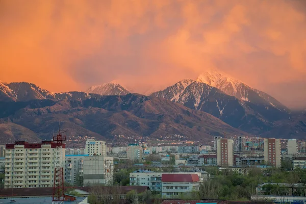 Almaty Kazajstán Mayo 2018 Colorido Atardecer Con Nubes Sobre Ciudad — Foto de Stock