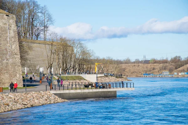 Menschen Die Ufer Des Flusses Gehen — Stockfoto