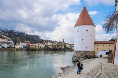 Almanya, Passau 'da nehir boyunca yürüyen insanlar
