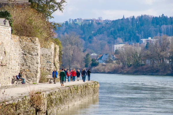 Pessoas Caminhando Longo Rio Passau Alemanha — Fotografia de Stock