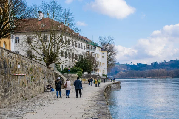 Pessoas Caminhando Longo Rio Passau Alemanha — Fotografia de Stock