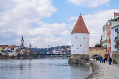 Almanya, Passau 'da nehir boyunca yürüyen insanlar