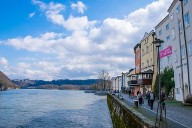 Passau, Almanya - Mart 2020: Passau 'daki Inn Nehri' nin Riverside kenti.