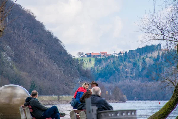 Ludzie Spacerujący Wzdłuż Rzeki Passau Niemcy — Zdjęcie stockowe