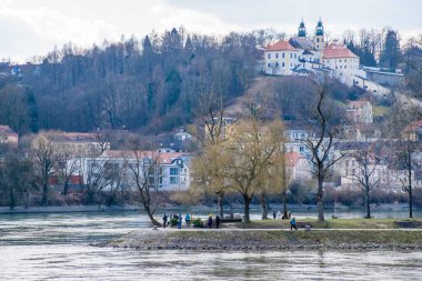 Passau, Almanya - Mart 2020: Passau 'daki Inn Nehri' nin Riverside kenti.
