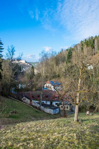 Wunderschöne Landschaft Mit Einem Kleinen Dorf Den Bergen — Stockfoto