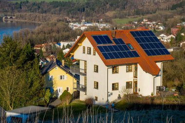 Evin çatısındaki güneş panelleri