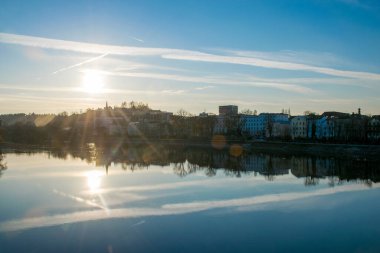 Nehrin üzerinde gün batımı, doğa kavramı