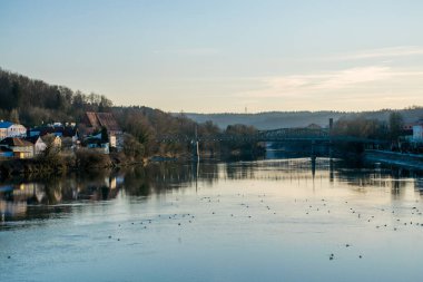 Nehrin üzerinde gün batımı, doğa kavramı