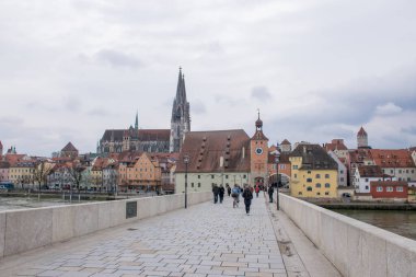 Bulutlu bir günde Regensburg mimarisine bakış, seyahat kavramı 
