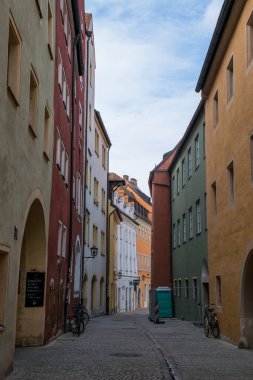 Bulutlu bir günde Regensburg mimarisine bakış, seyahat kavramı 