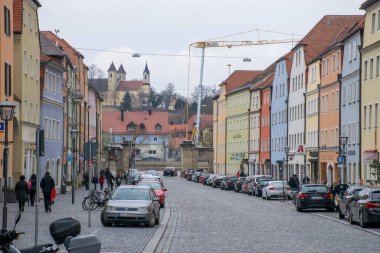 Bulutlu bir günde Regensburg mimarisine bakış, seyahat kavramı 