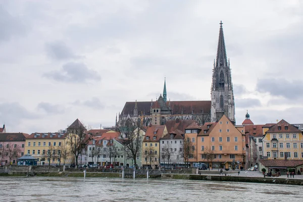 Bulutlu bir günde Regensburg şehir manzarası, seyahat kavramı 