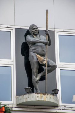 Evde asılı heykel manzarası