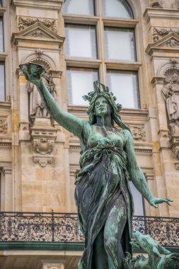 Şehirde gündüz vakti heykel manzarası