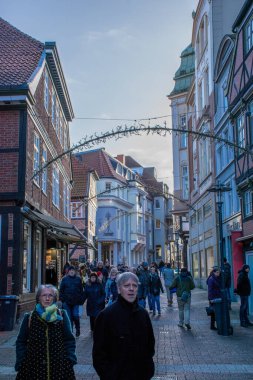 Gündüz vakti şehir sokaklarında yürüyen turistlerin olduğu Alman kasabası manzarası, seyahat kavramı 