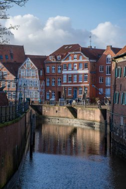 Gündüz vakti şehir sokaklarında yürüyen turistlerin olduğu Alman kasabası manzarası, seyahat kavramı 