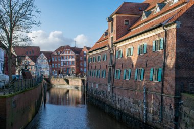 Gündüz vakti şehir sokaklarında yürüyen turistlerin olduğu Alman kasabası manzarası, seyahat kavramı 