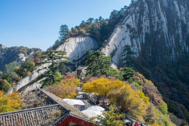Xi 'an, Çin - Ekim 2019 Huashan Dağı' nın tepesindeki Taoist antik tapınak. Shaanxi 'deki en popüler tatil beldelerinin zirve vadisi. Tercümesi: 
