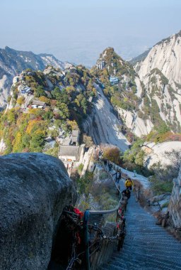 Xi 'an, Çin - Ekim 2019 Huashan Dağı' nın tepesindeki Taoist antik tapınak. Shaanxi 'deki en popüler tatil beldelerinin zirve vadisi. Tercümesi: 