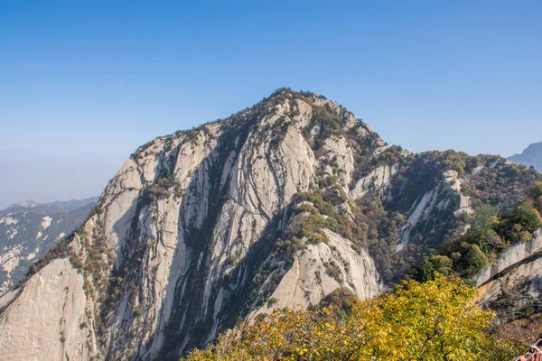 華山山の石の丘の美しい空中風景ビュー 陝西省で最も人気のある旅行先のピーク渓谷 — ストック写真