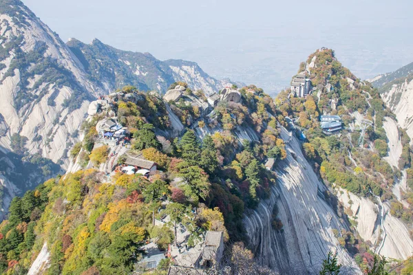 Huashan Dağı 'nın tepesindeki Taocu antik tapınak. Shaanxi 'deki en popüler tatil beldelerinin zirve vadisi. Tercümesi: 