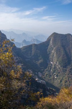 Huashan Dağı 'ndaki taş tepenin güzel hava manzarası. Shaanxi 'deki en popüler tatil beldelerinin zirvesi.