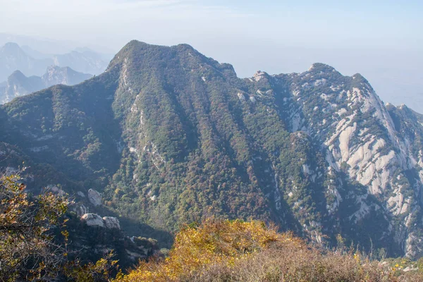 華山山の石の丘の美しい空中風景ビュー 陝西省で最も人気のある旅行先のピーク渓谷 — ストック写真
