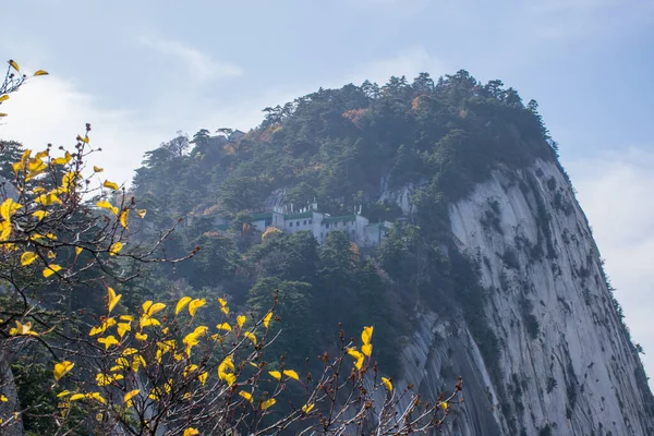 華山山の上に道教の古代寺院 陝西省で最も人気のある旅行先のピーク渓谷 翻訳は 南天の寺 — ストック写真