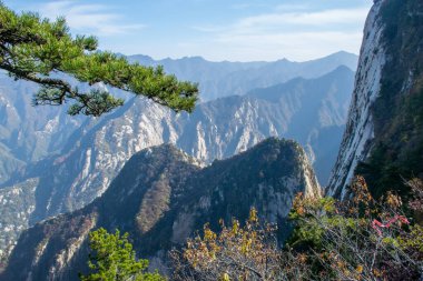 Huashan Dağı 'ndaki taş tepenin güzel hava manzarası. Shaanxi 'deki en popüler tatil beldelerinin zirvesi.