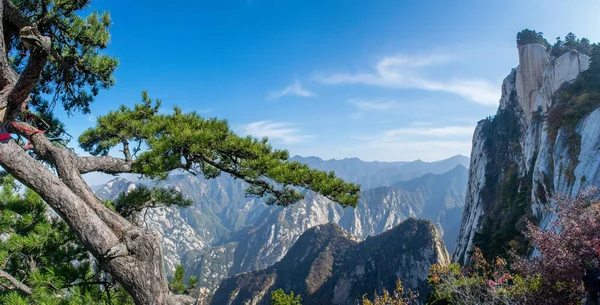 Huashan Dağı 'ndaki taş tepenin güzel hava manzarası. Shaanxi 'deki en popüler tatil beldelerinin zirvesi.