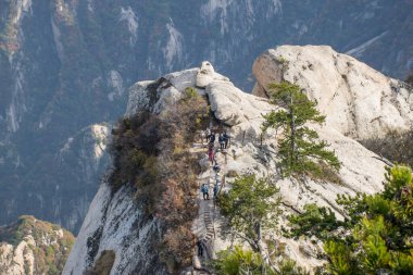 Xi 'an, Çin - Ekim 2019 Huashan Dağı' nın tepesindeki Taoist antik tapınak. Shaanxi 'deki en popüler tatil beldelerinin zirve vadisi. Tercümesi: 