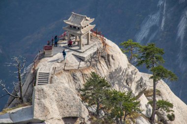 Xi 'an, Çin - Ekim 2019 Huashan Dağı' nın tepesindeki Taoist antik tapınak. Shaanxi 'deki en popüler tatil beldelerinin zirve vadisi. Tercümesi: 
