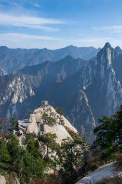 Xi 'an, Çin - Ekim 2019 Huashan Dağı' nın tepesindeki Taoist antik tapınak. Shaanxi 'deki en popüler tatil beldelerinin zirve vadisi. Tercümesi: 