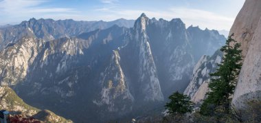 Huashan Dağı 'ndaki taş tepenin güzel hava manzarası. Shaanxi 'deki en popüler tatil beldelerinin zirvesi.